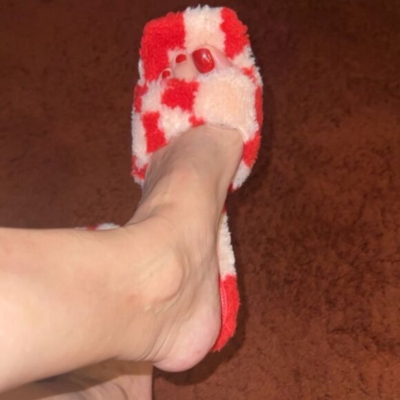 🩷 FASHION NOVA Red Pink Faux Fur Slip on Stiletto Mules High Heels Size 8 - Picture 3 of 11